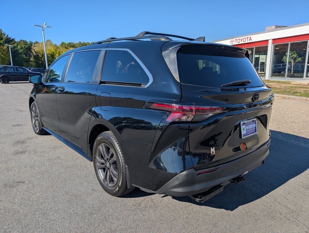 2024 Toyota Sienna Woodland Edition photo 3