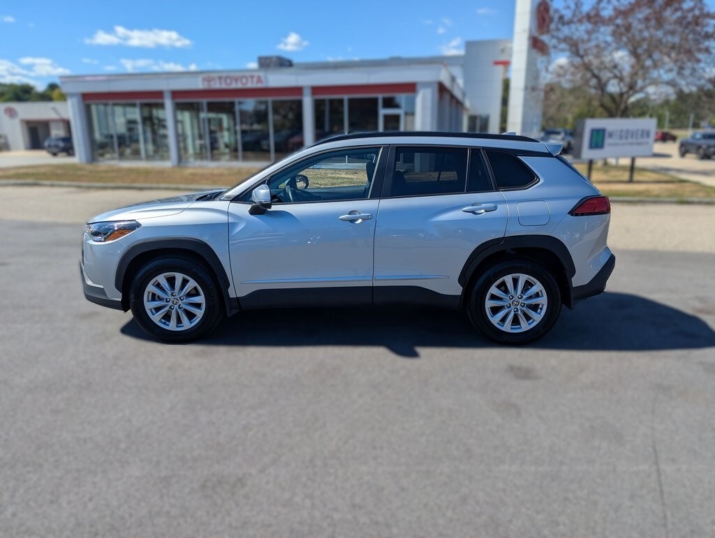 2022 Toyota Corolla Cross LE photo 2