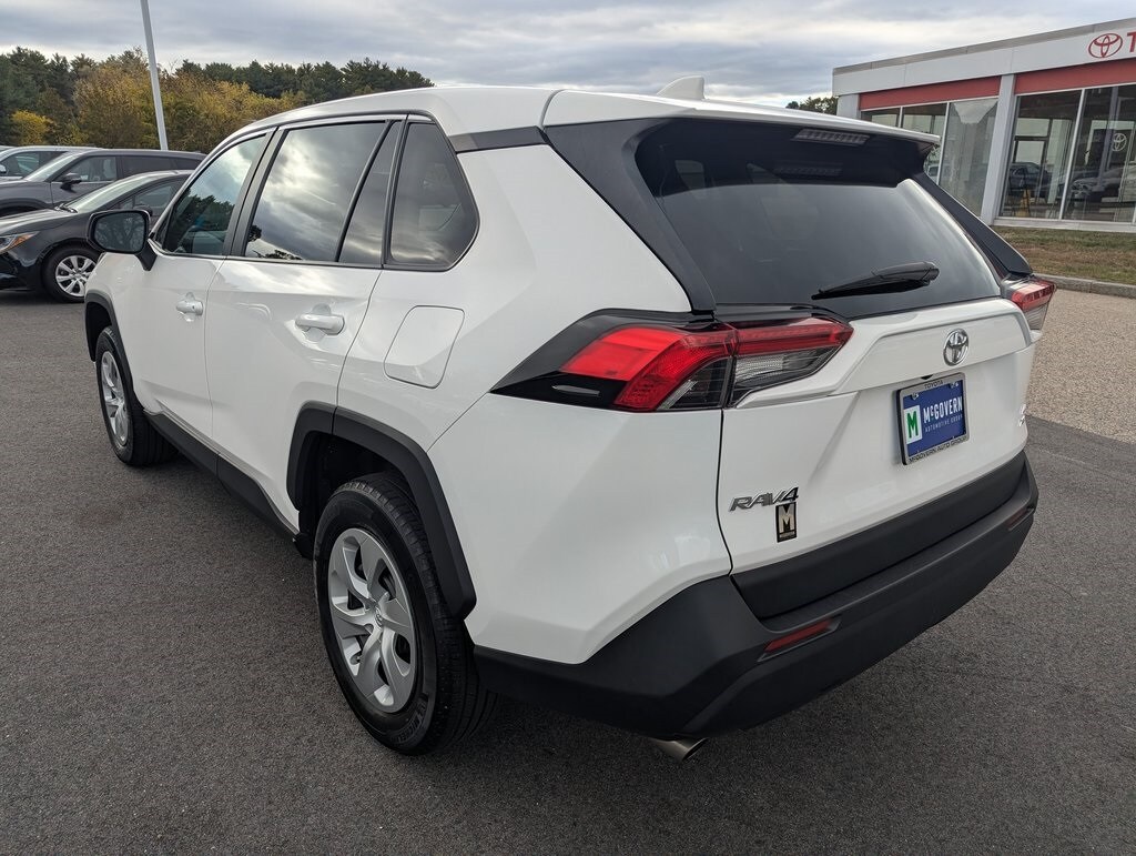 2023 Toyota RAV4 LE photo 3