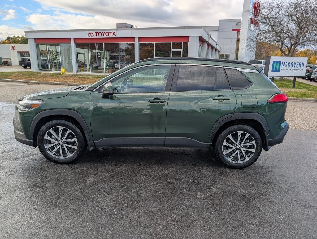 2024 Toyota Corolla Cross XLE photo 2