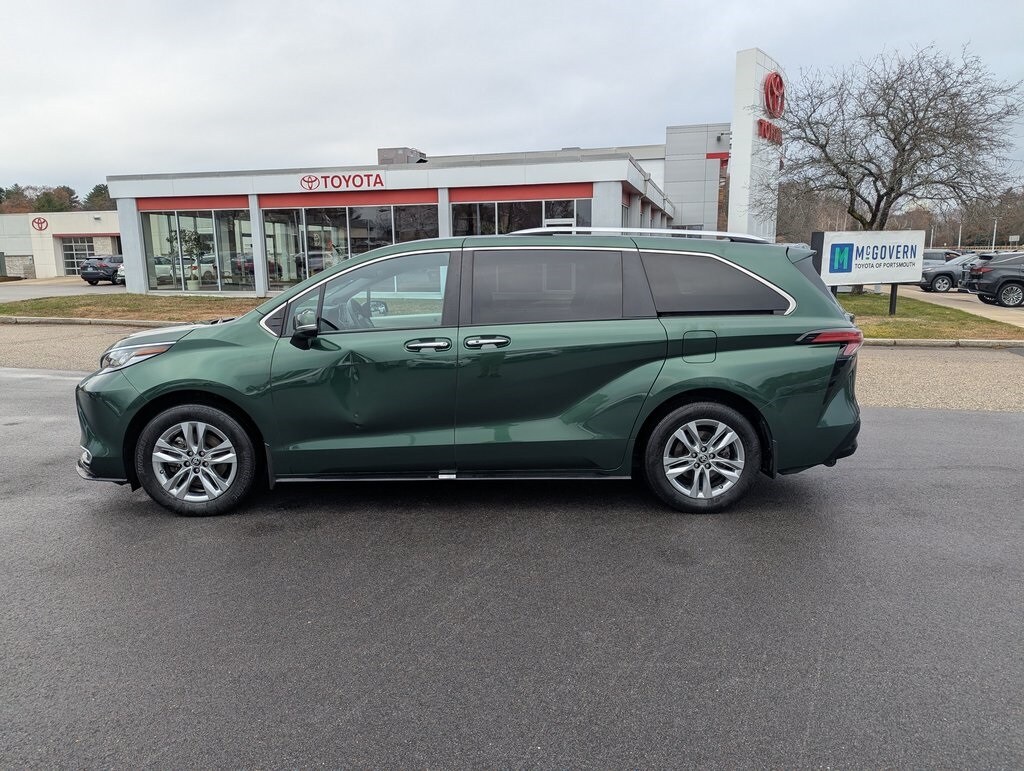 2023 Toyota Sienna LE photo 2