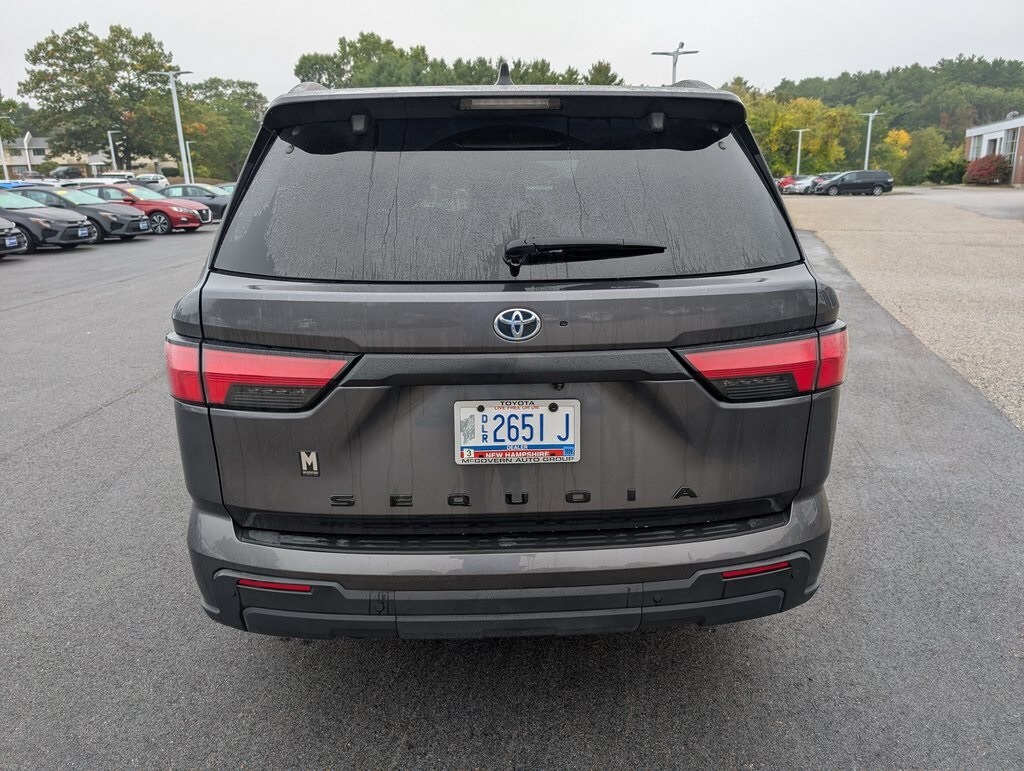 2024 Toyota Sequoia SR5 photo 4