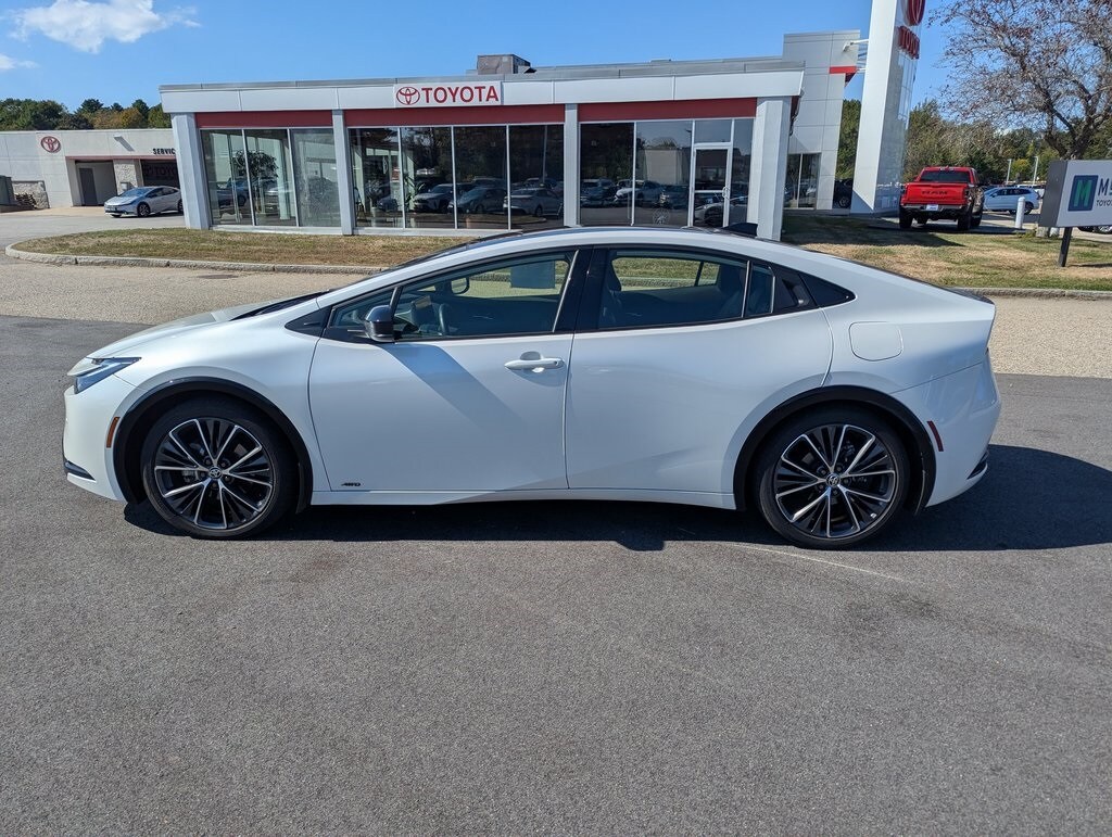 2024 Toyota Prius XLE photo 2