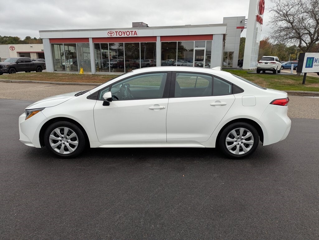 2022 Toyota Corolla LE photo 2