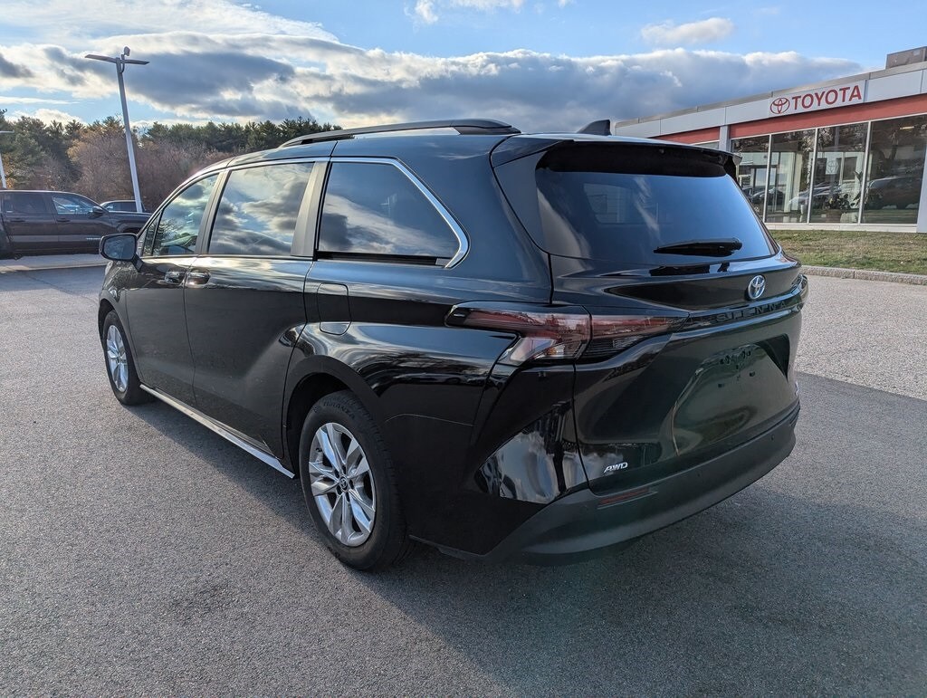 2024 Toyota Sienna XLE photo 2