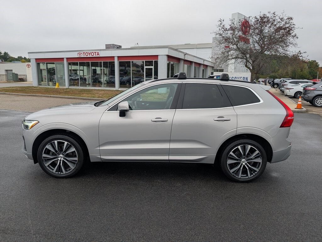 2022 Volvo XC60 B5 Momentum photo 2