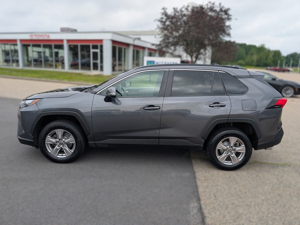 2022 Toyota RAV4 XLE photo 2