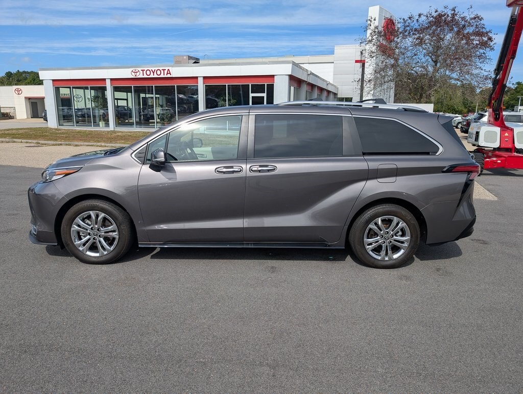 2022 Toyota Sienna Platinum photo 2