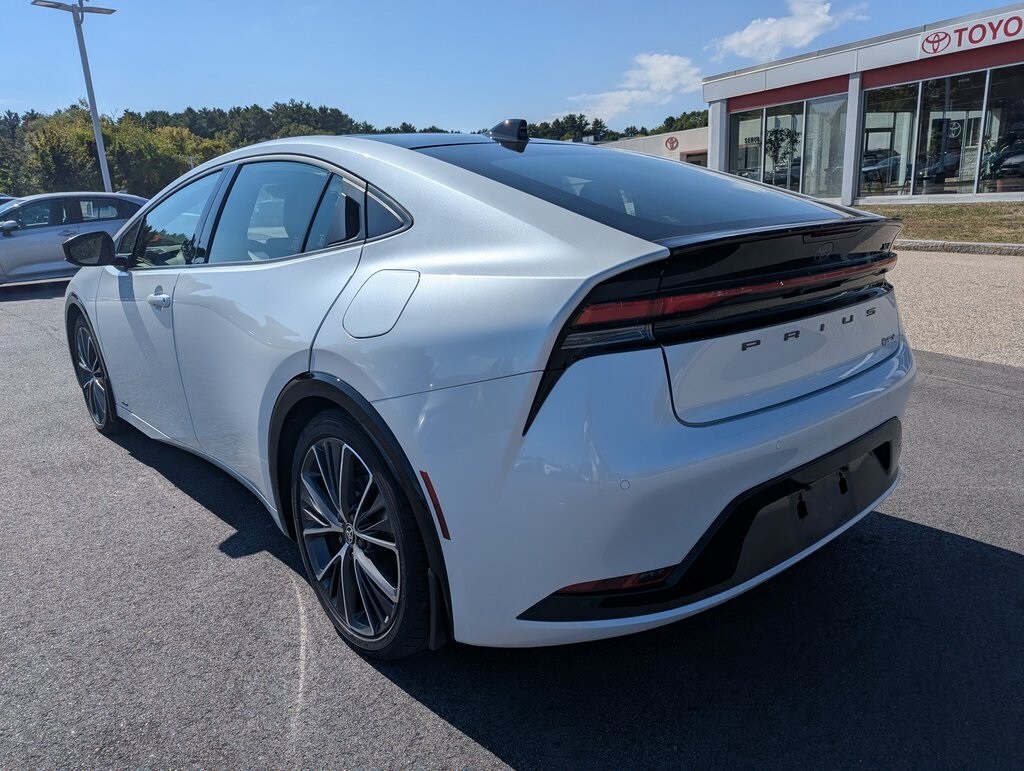 2024 Toyota Prius XLE photo 3