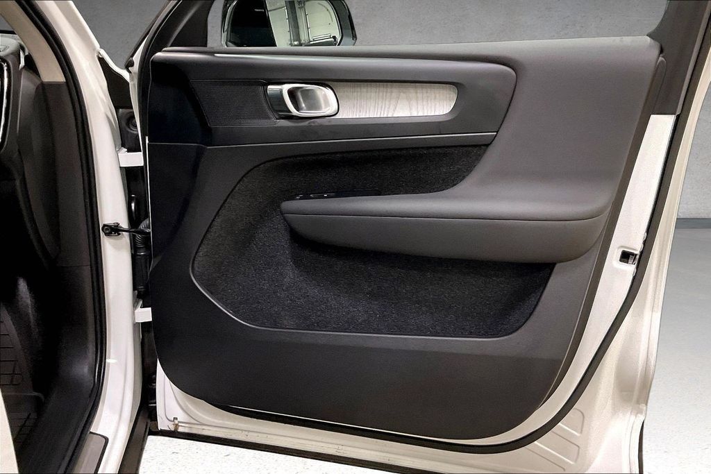 2026 Volvo XC40 Plus - Photo 28
