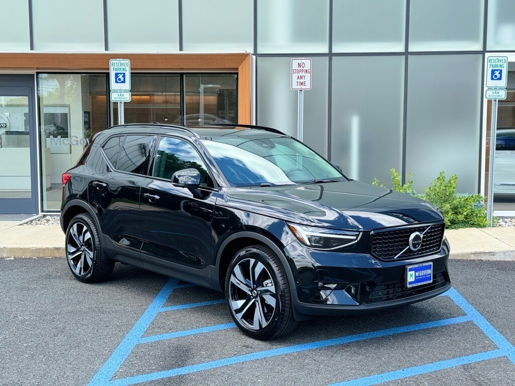 2025 Volvo XC40 Plus photo 3