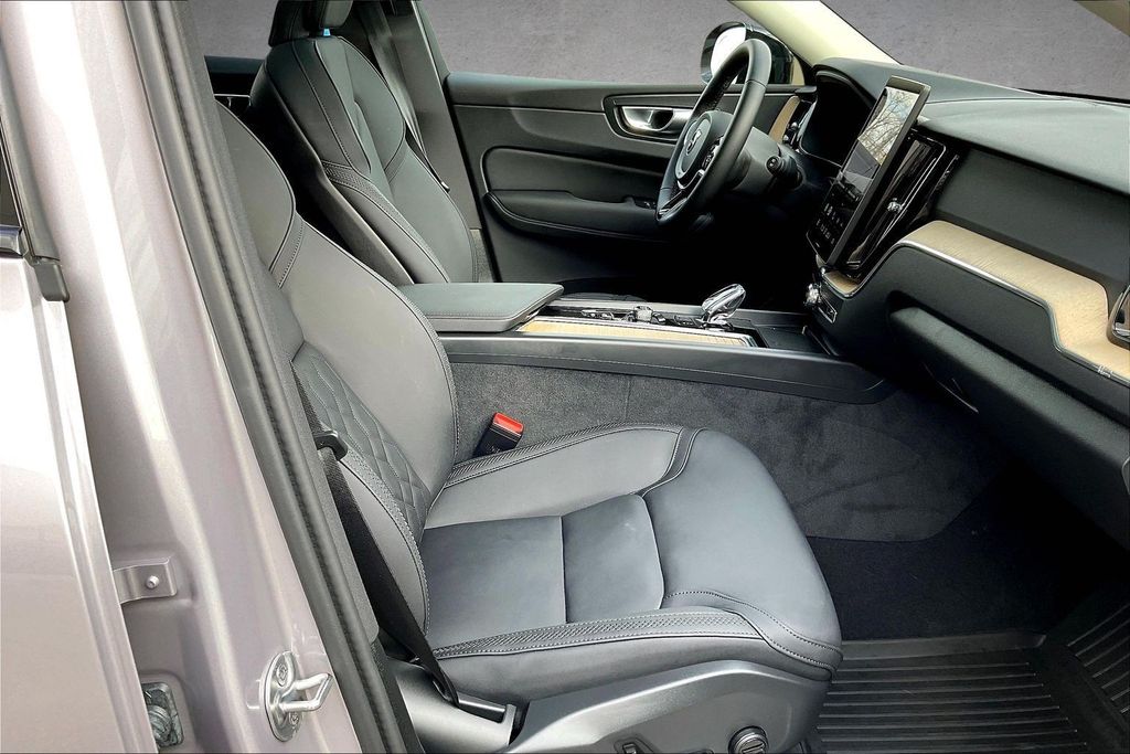 2026 Volvo XC60 Plus - Photo 28