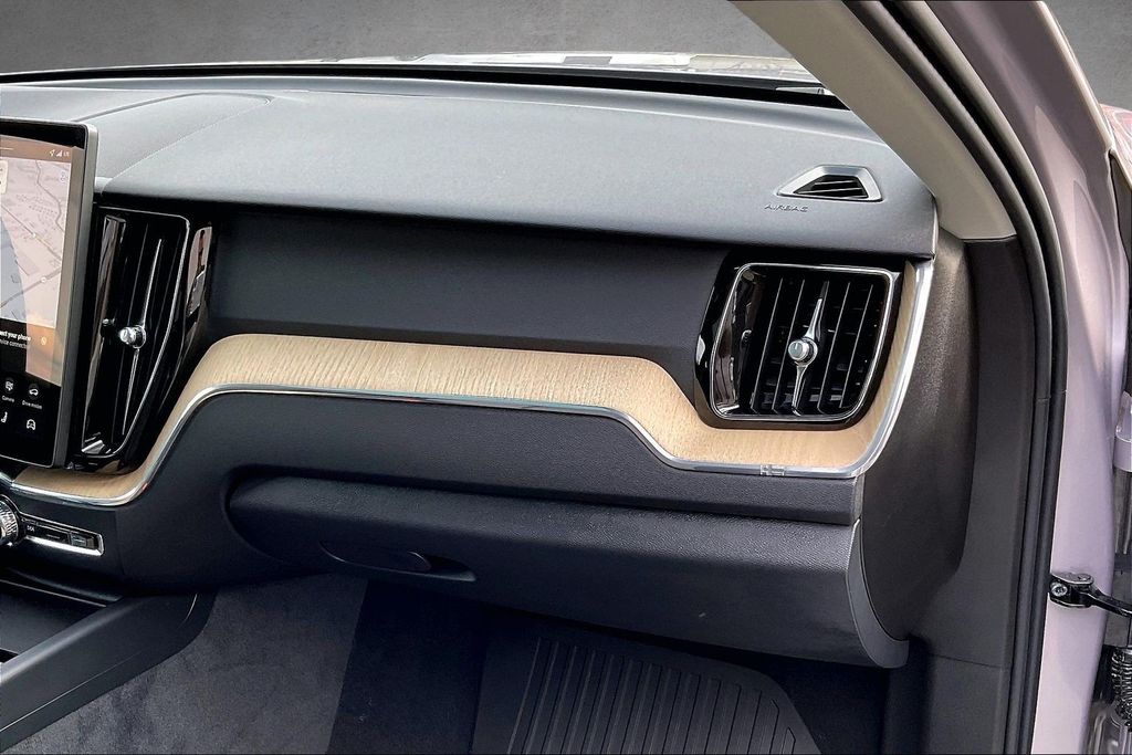 2026 Volvo XC60 Plus - Photo 25