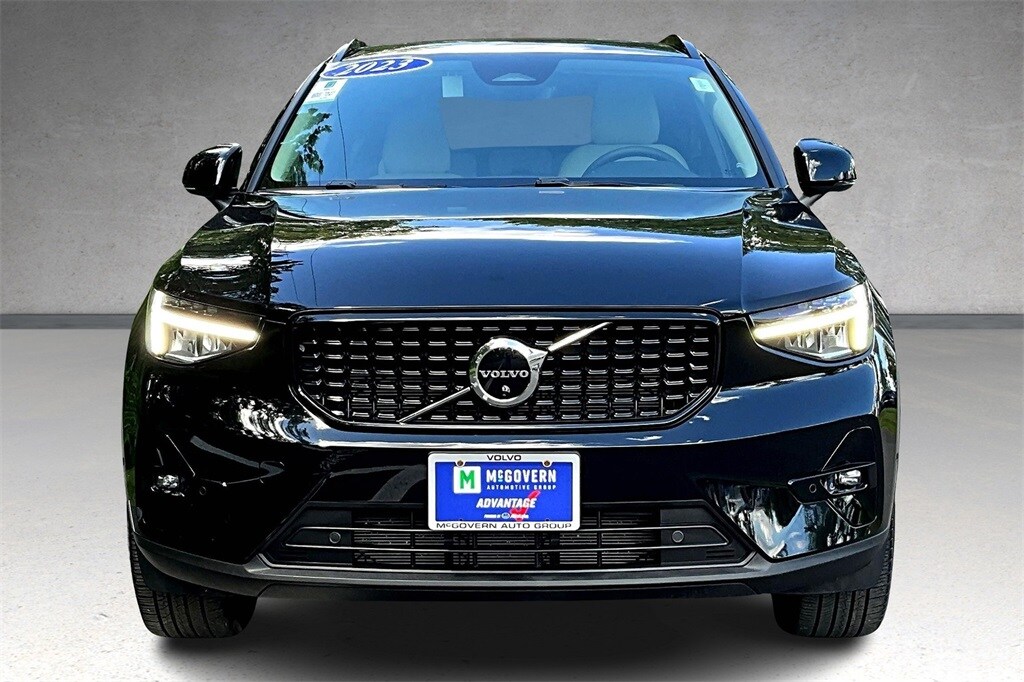 2023 Volvo XC40 Plus photo 2