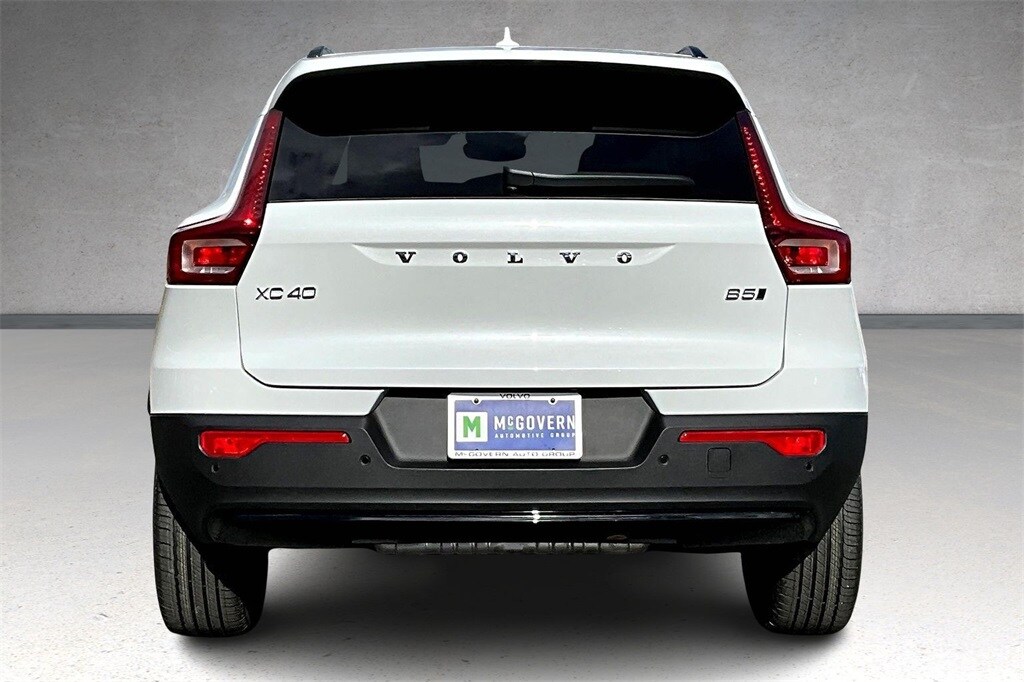 2026 Volvo XC40 Plus photo 4