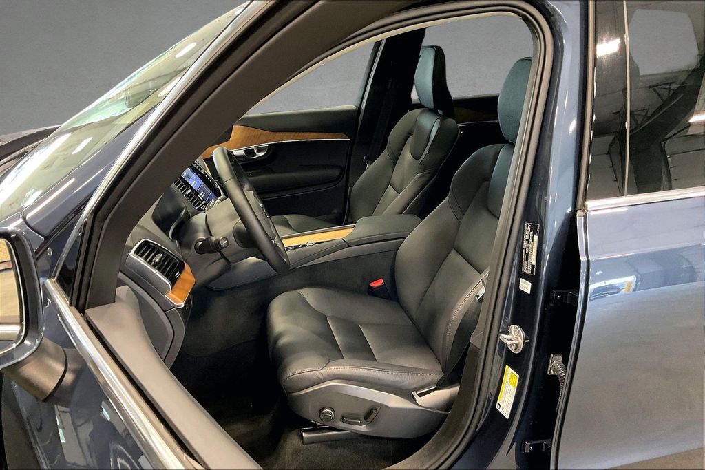 2025 Volvo XC90 Plus - Photo 22
