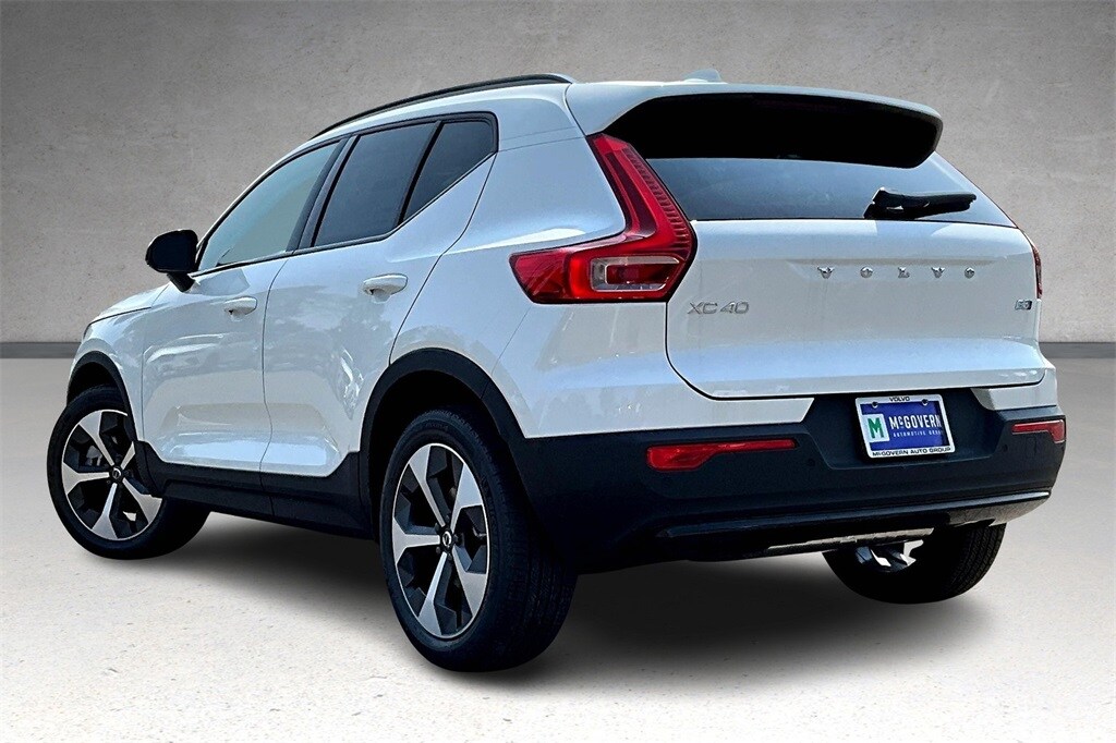2026 Volvo XC40 Plus photo 3