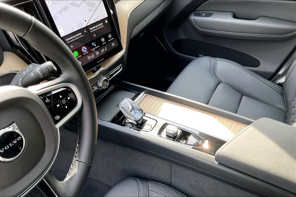 2026 Volvo XC60 Plus - Photo 17