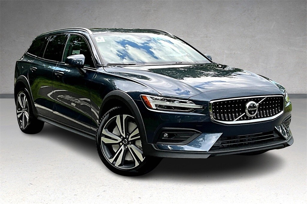 2026 Volvo V60 Cross Country B5 Plus photo 2