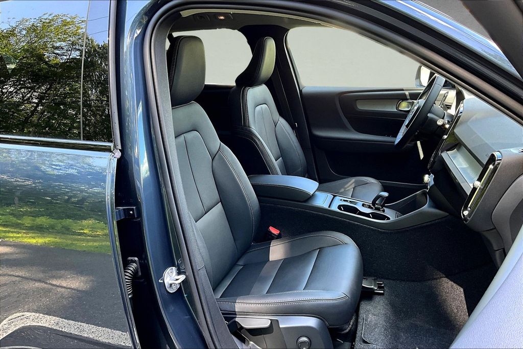 2026 Volvo XC40 Core - Photo 10
