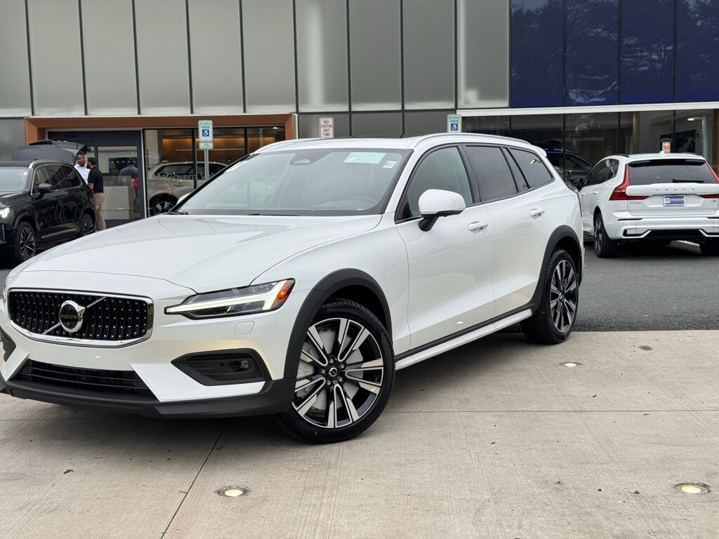 2026 Volvo V60 Cross Country B5 photo 2