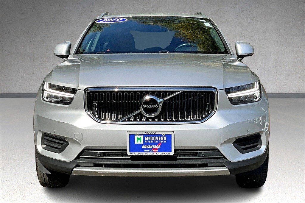 2019 Volvo XC40 R-Design Momentum photo 2