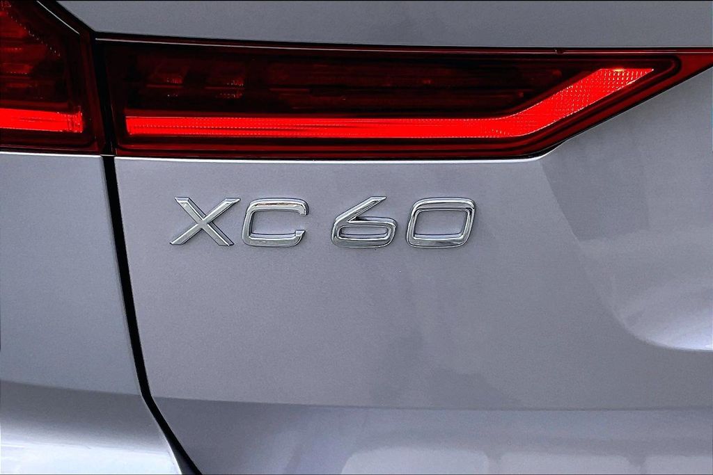 2026 Volvo XC60 Plus - Photo 23