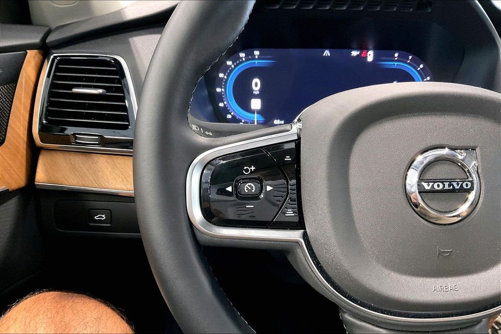 2025 Volvo XC90 Plus - Photo 12