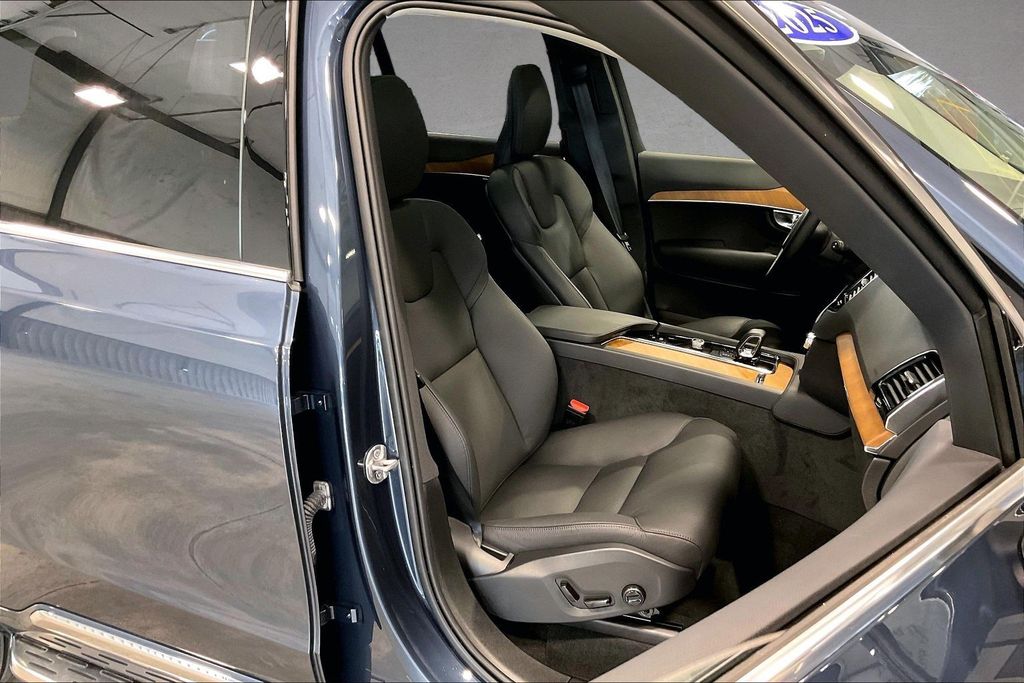 2025 Volvo XC90 Plus - Photo 31