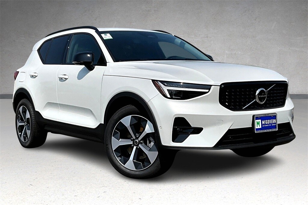 2026 Volvo XC40 Plus photo 2
