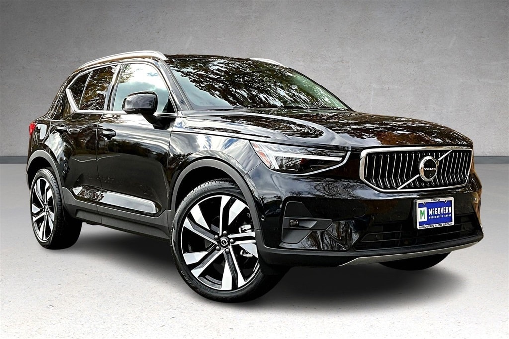 New 2025 Volvo XC40 B5 Ultra Bright Theme SUV