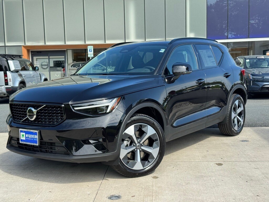2026 Volvo XC40 Plus photo 2