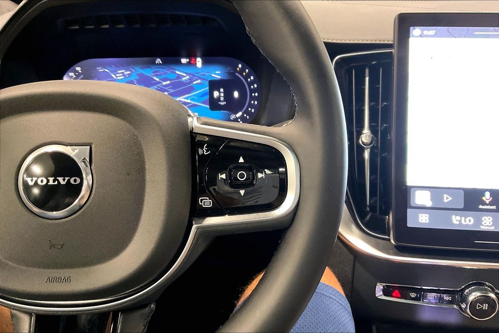2026 Volvo XC90 Plus - Photo 13