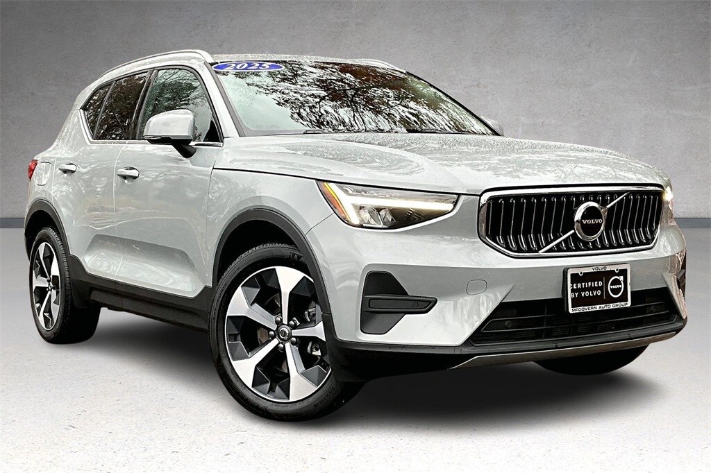 2025 Volvo XC40 Core photo 3
