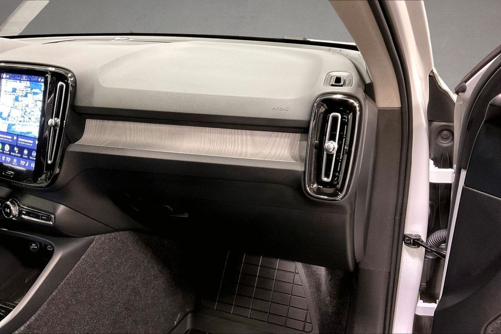 2026 Volvo XC40 Plus - Photo 26