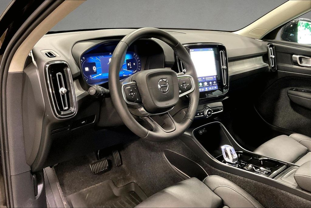 2026 Volvo XC40 Plus - Photo 17