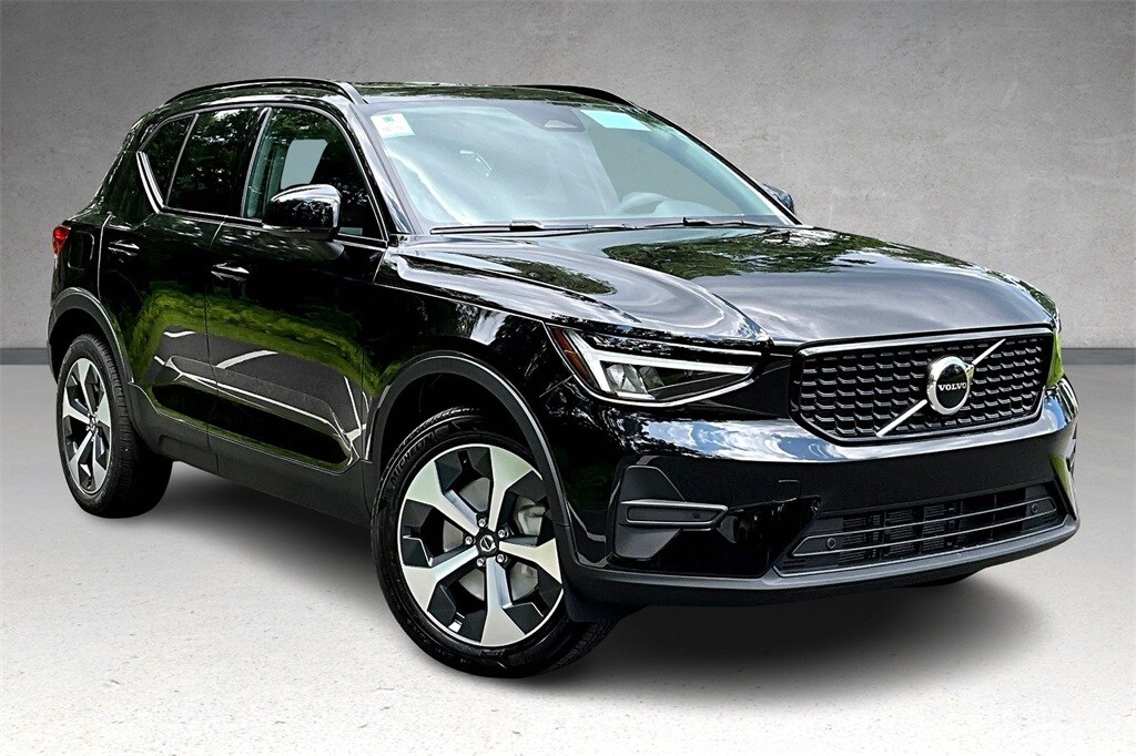 2026 Volvo XC40 Core photo 2