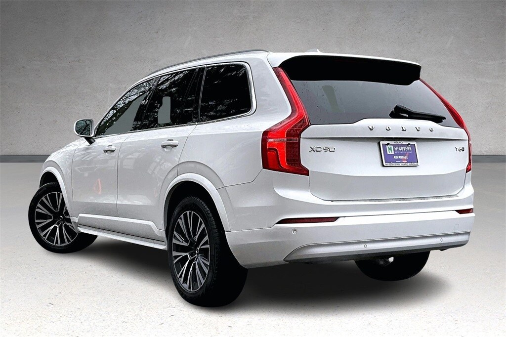 2022 Volvo XC90 T6 Momentum photo 3
