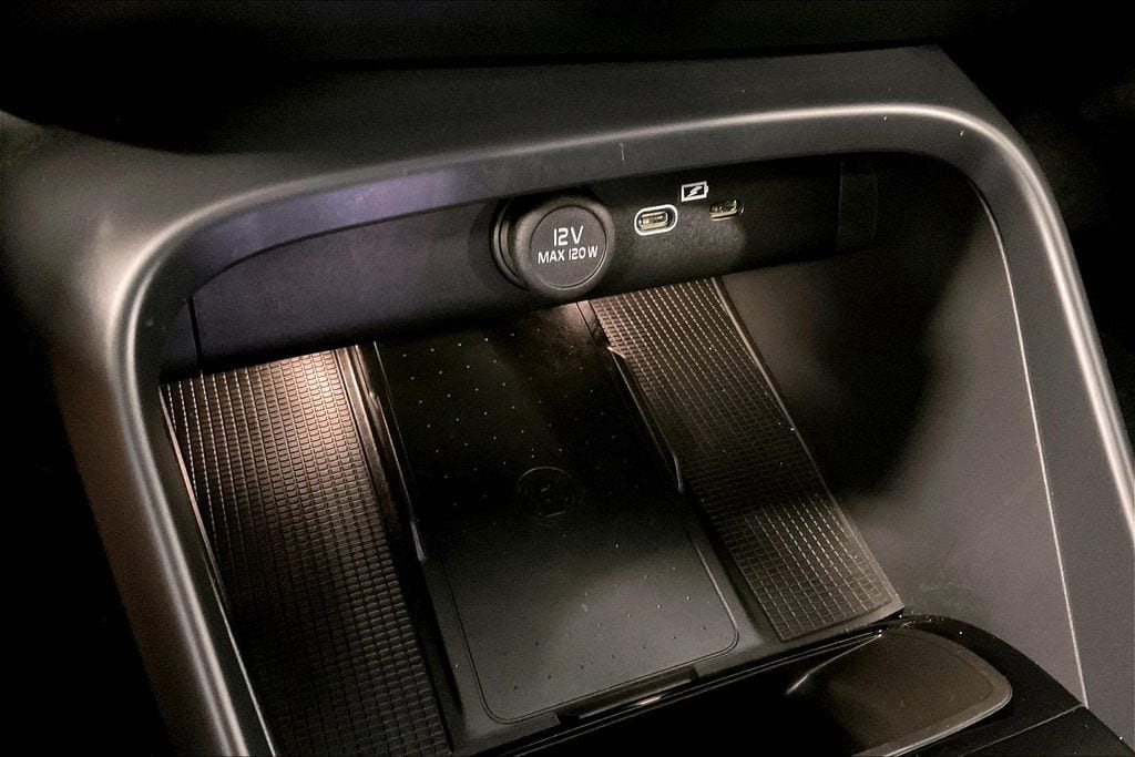 2026 Volvo XC40 Plus - Photo 16
