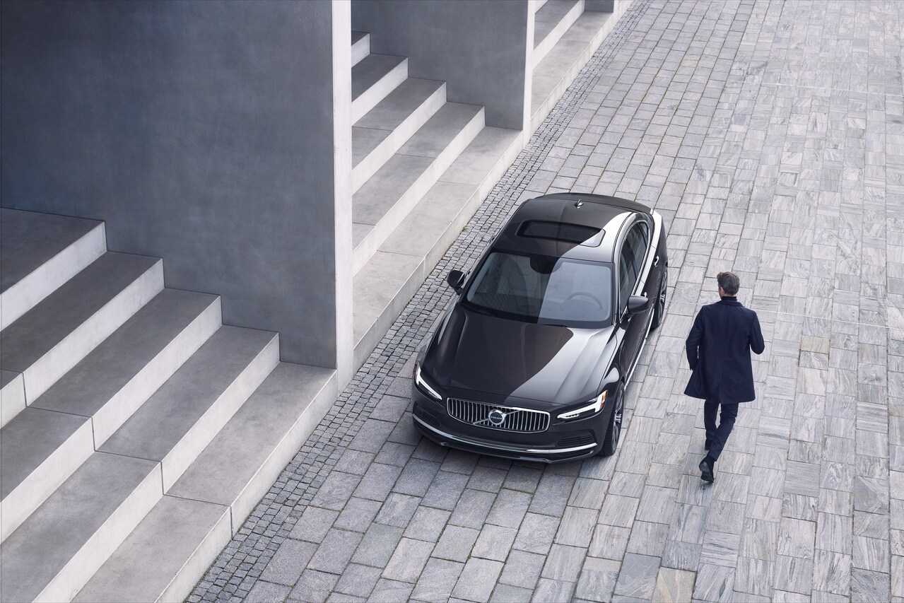  Volvo S90 on city street