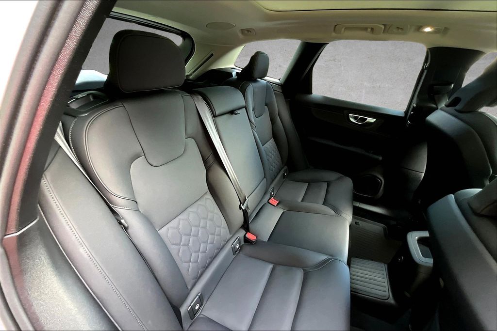 2026 Volvo XC60 Plus - Photo 10