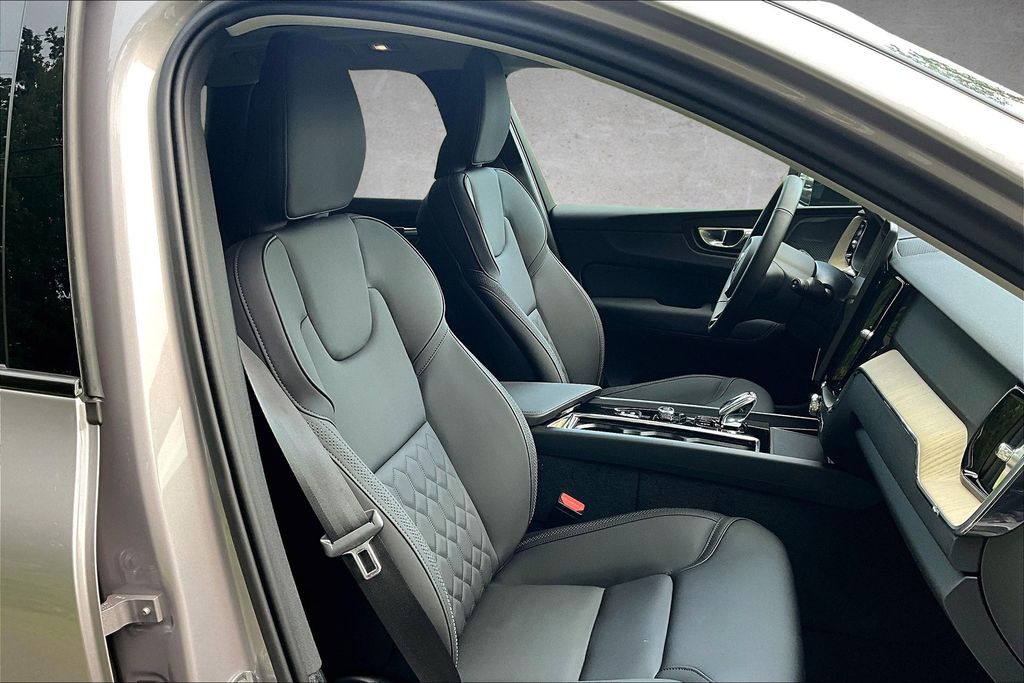 2026 Volvo XC60 Plus - Photo 11
