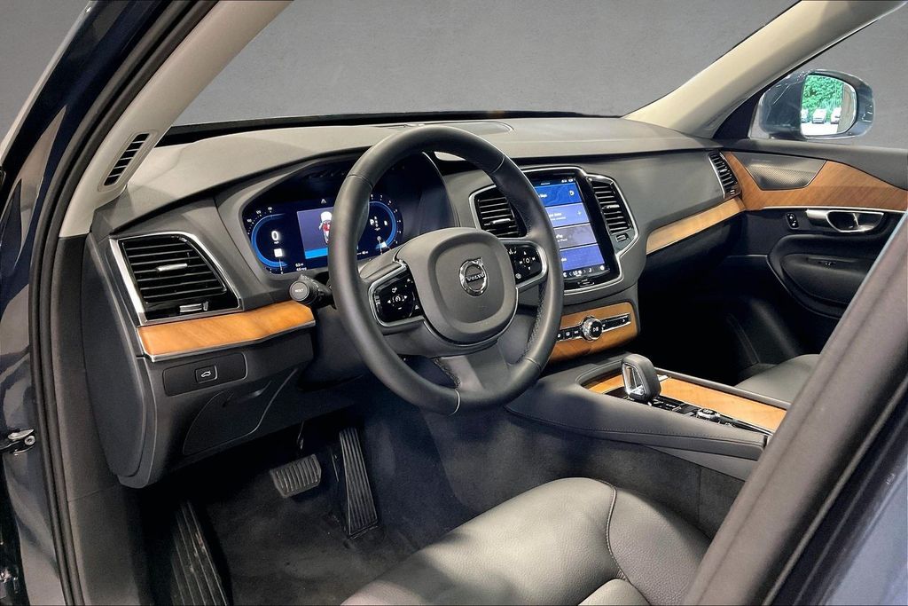 2025 Volvo XC90 Plus - Photo 18