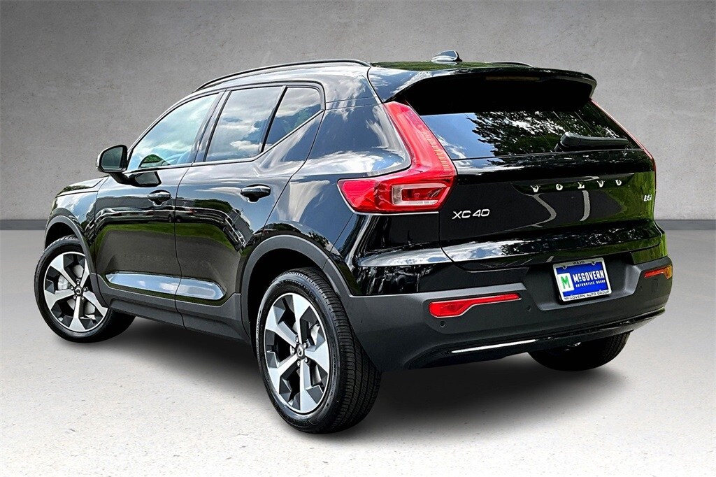 2026 Volvo XC40 Core photo 3