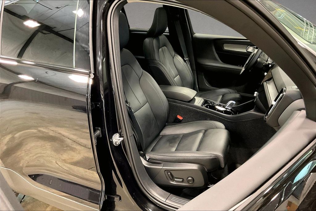 2026 Volvo XC40 Plus - Photo 29