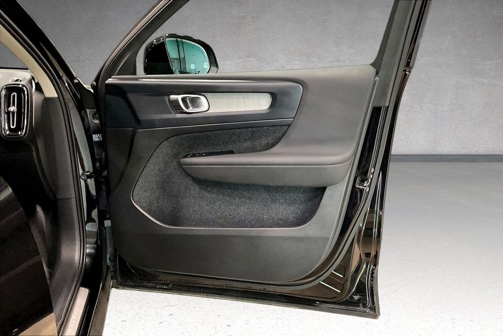 2026 Volvo XC40 Plus - Photo 28