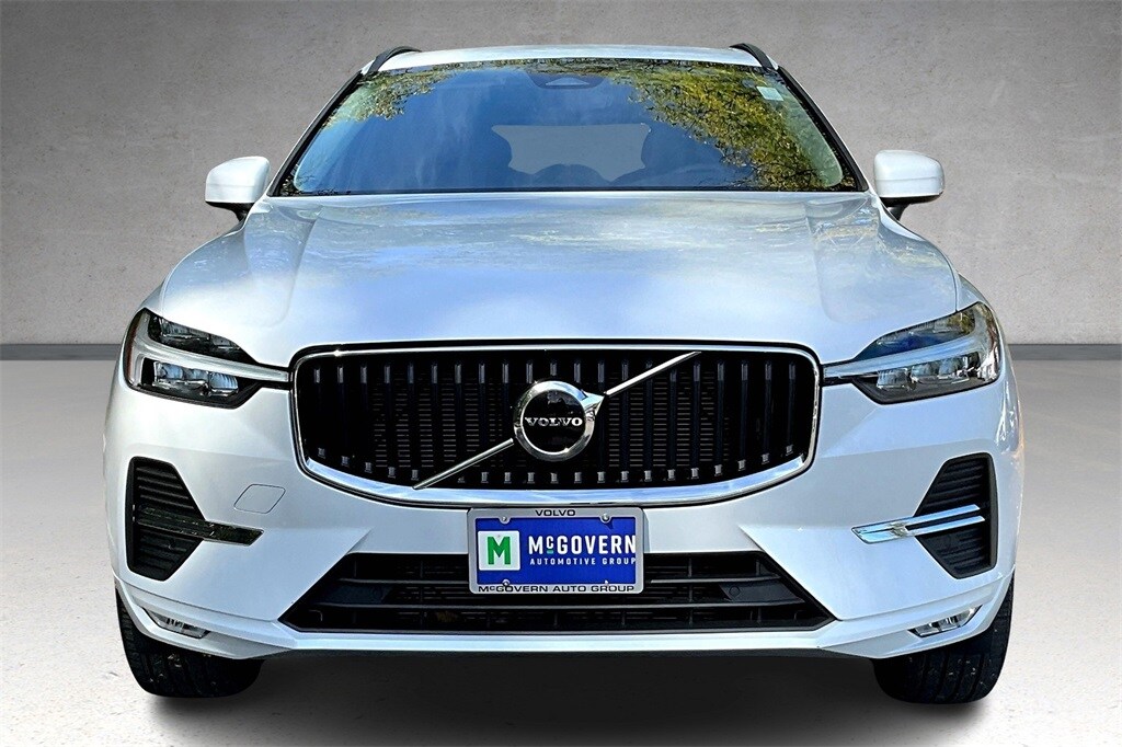 2022 Volvo XC60 B5 Momentum photo 2
