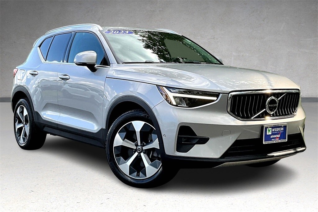 2023 Volvo XC40 Plus photo 2