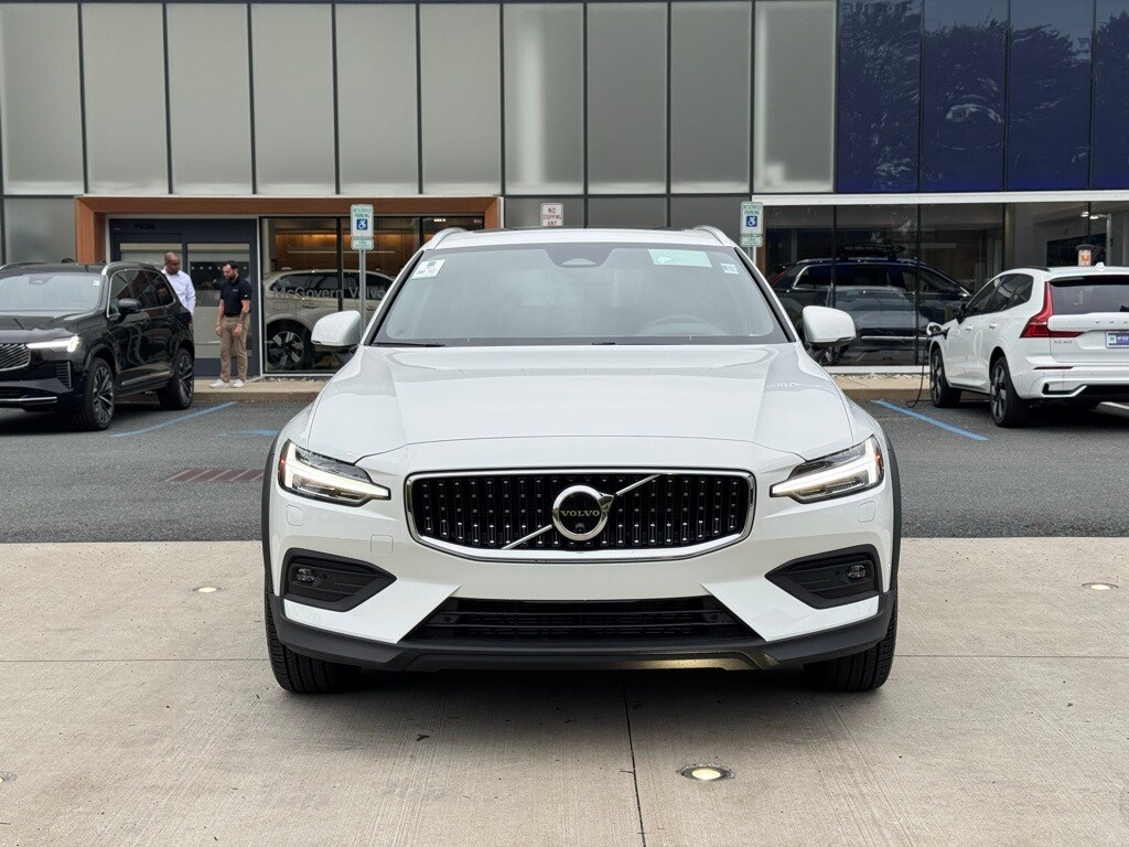 2026 Volvo V60 Cross Country B5 photo 3