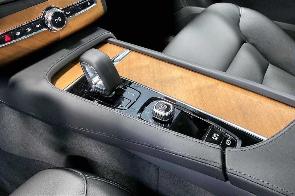 2025 Volvo XC90 Plus - Photo 19